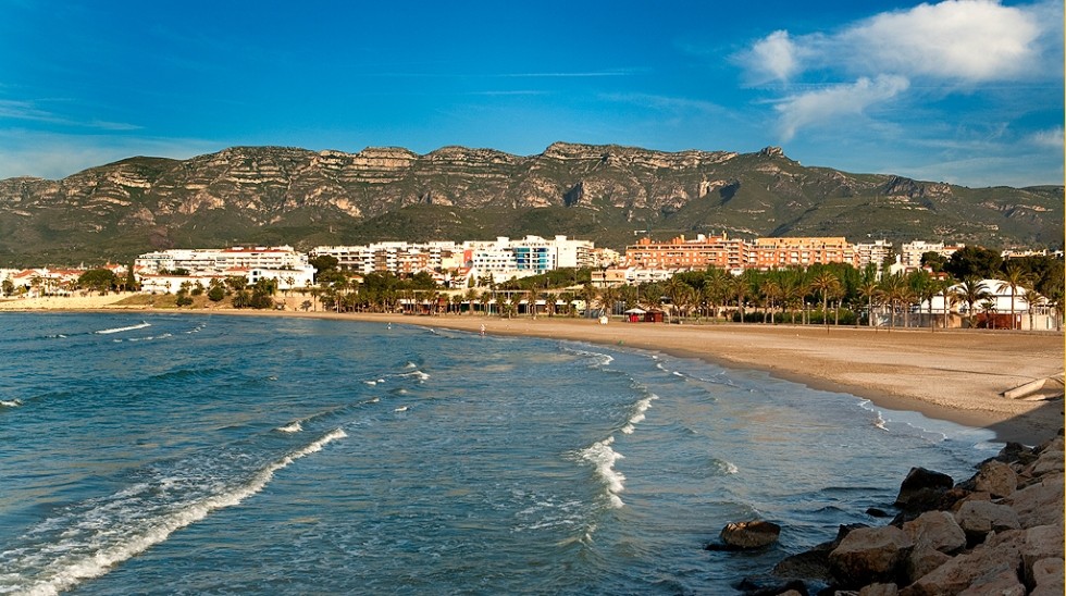 "Platges La Ràpita, vista de la platja amb muntanyes al fons"